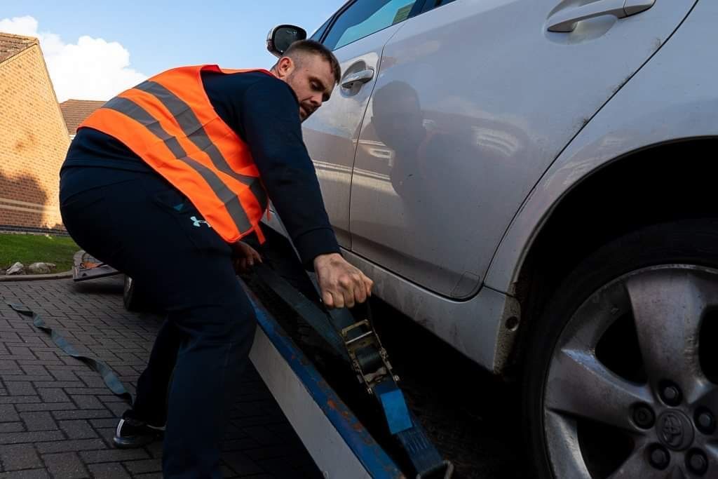 Towing vs Roadside Assistance - What's the Difference?