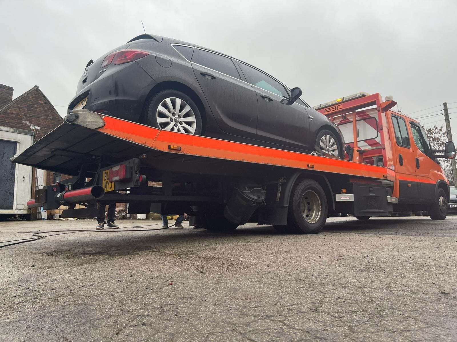 Take These 5 Steps to Safety During Emergency Car Recovery